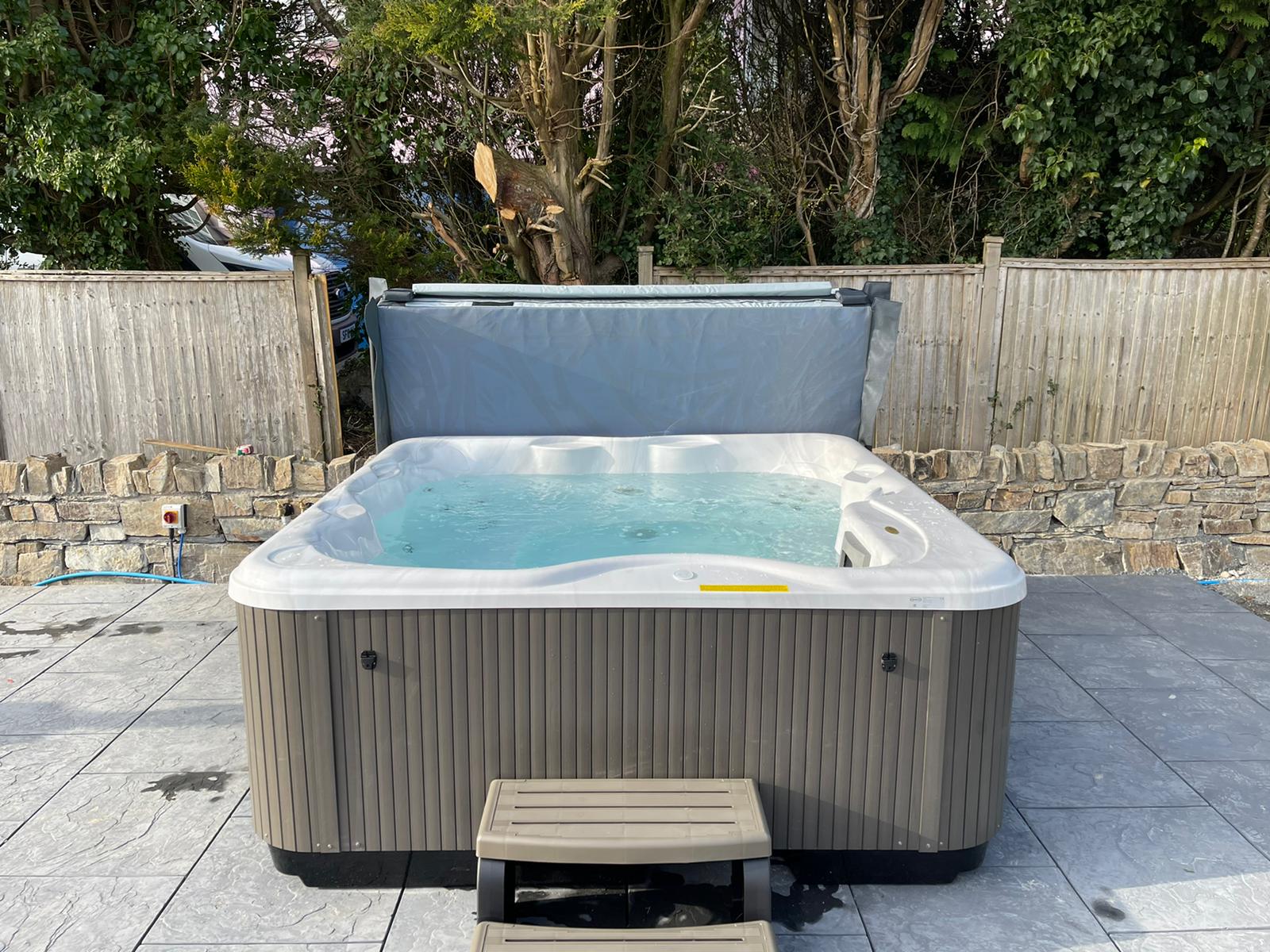 Jacuzzi Lodge L hot tub for sale