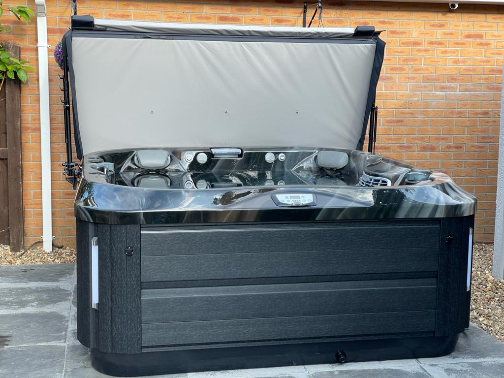 Jacuzzi® J325™ Concept Spa